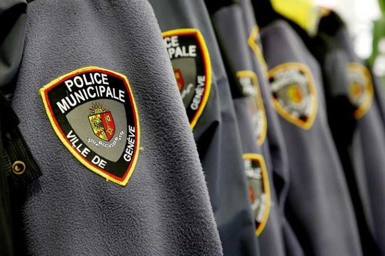 La polizia municipale infligge 236 multe e contravvenzioni agli automobilisti davanti alle scuole