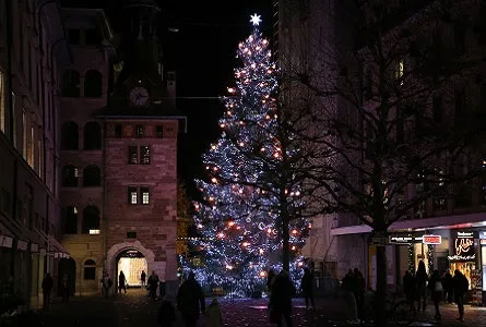 Le illuminazioni natalizie accese da oggi