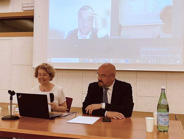 Il Sen. Enrico Borgi a Ginevra con il suo libro “Sotto attacco” Il Sen. Enrico Borgi a Ginevra con il suo libro “Sotto attacco”